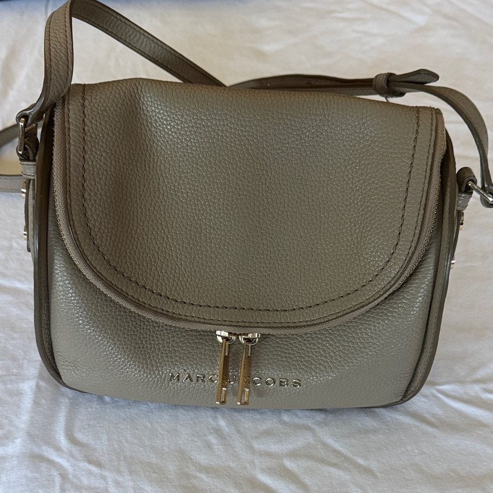 Marc Jacobs Griege Taupe Pebbled Leather Crossbody